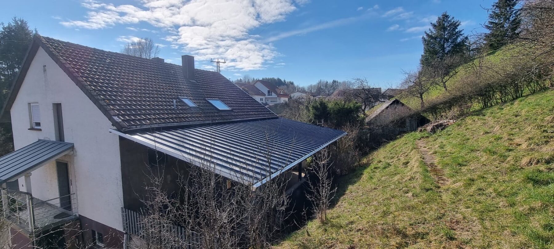 Einfamilienhaus mit Carport und Stehfalz-Dach