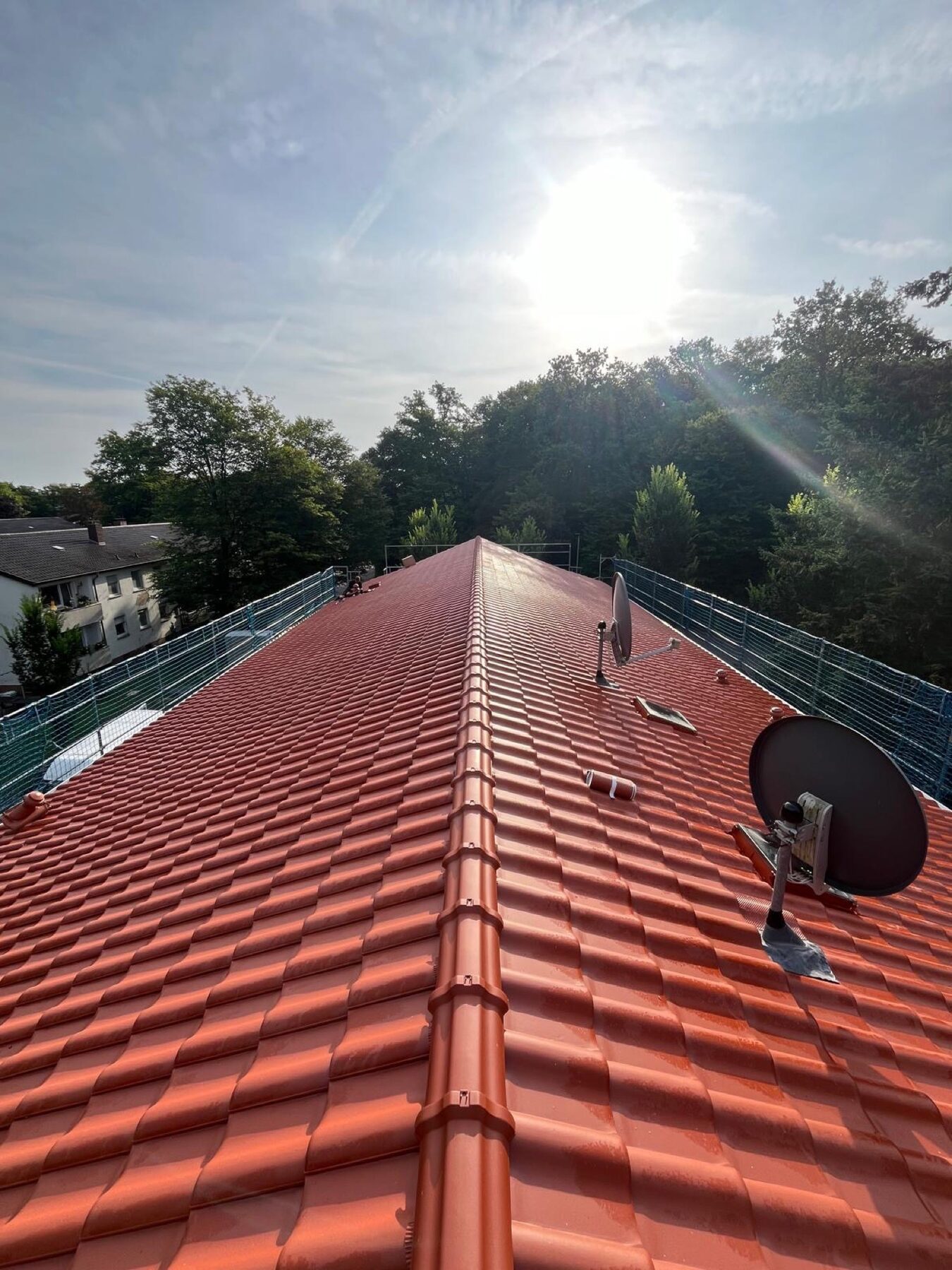 Rotes Pfannendach Firstansicht mit Satellitenanlagen