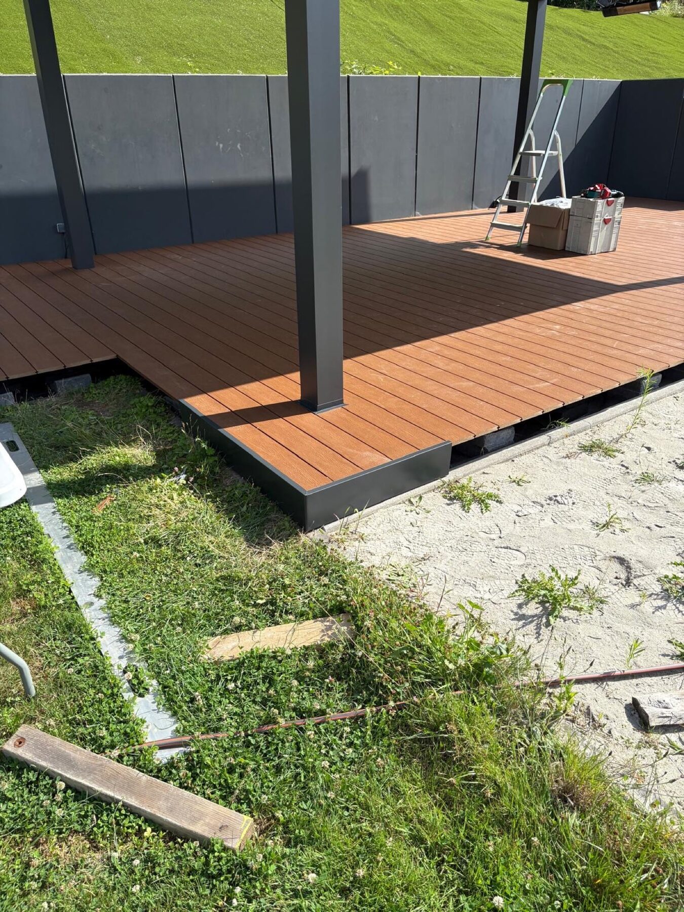 Neue WPC-Terrasse in braun mit grauer Bordüre