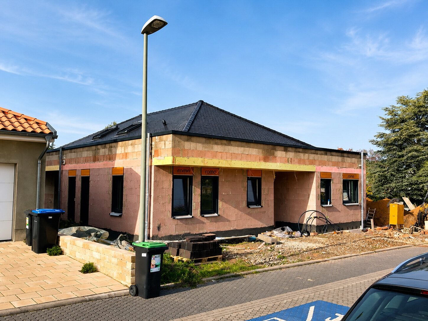 Bungalow im Rohbau mit fertiger Dacheindeckung