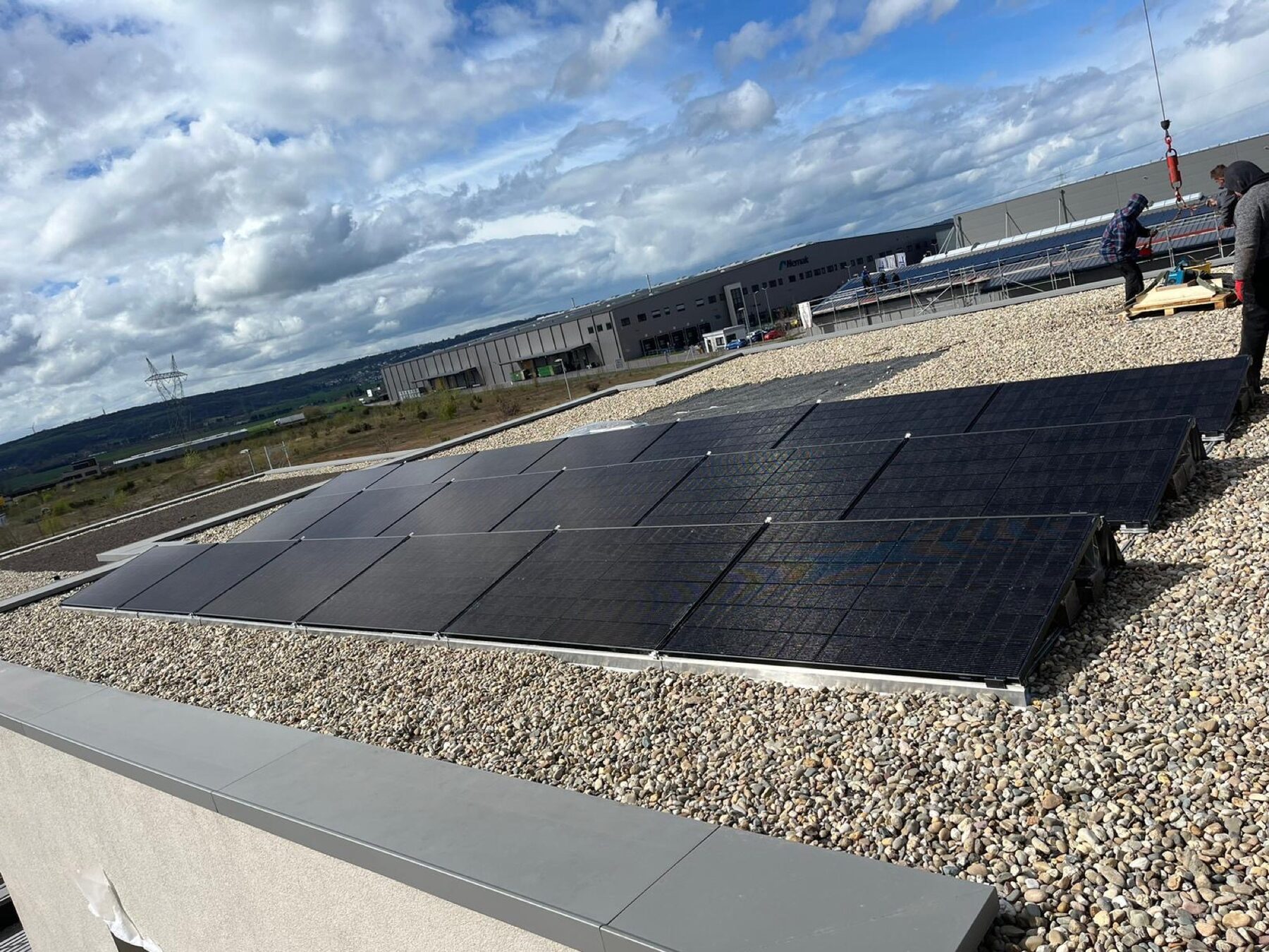 PV-Anlage auf Flachdach mit Kies vor Logistikhalle