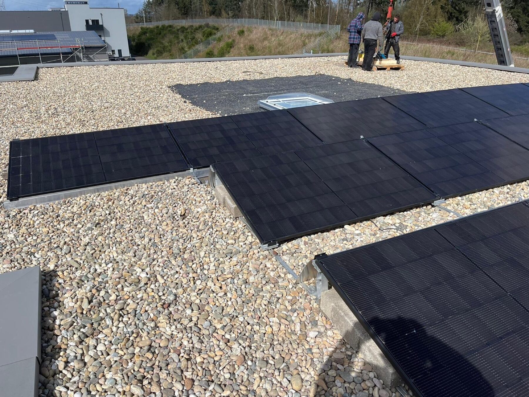 Kleinere PV-Anlage auf Flachdach mit Kiesschüttung