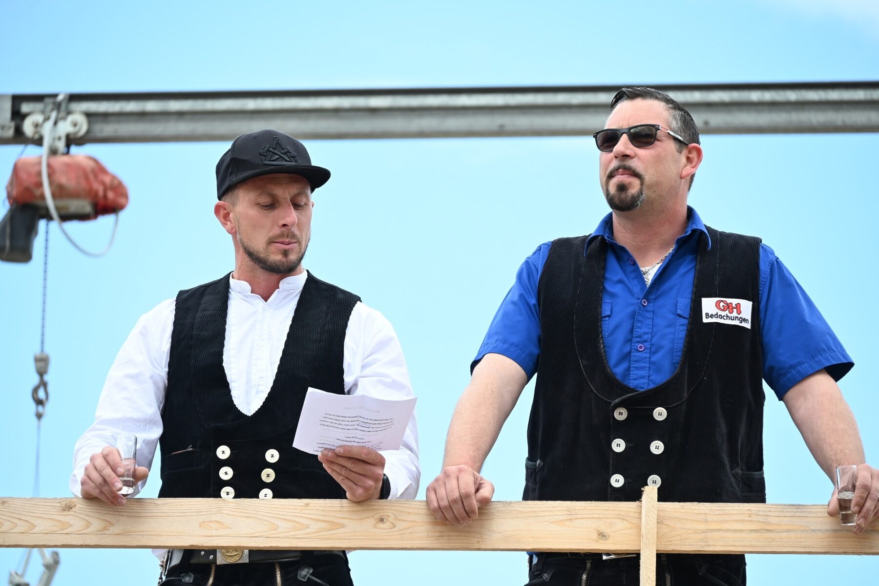 Richtfest mit Zimmerleuten in Zunftkleidung