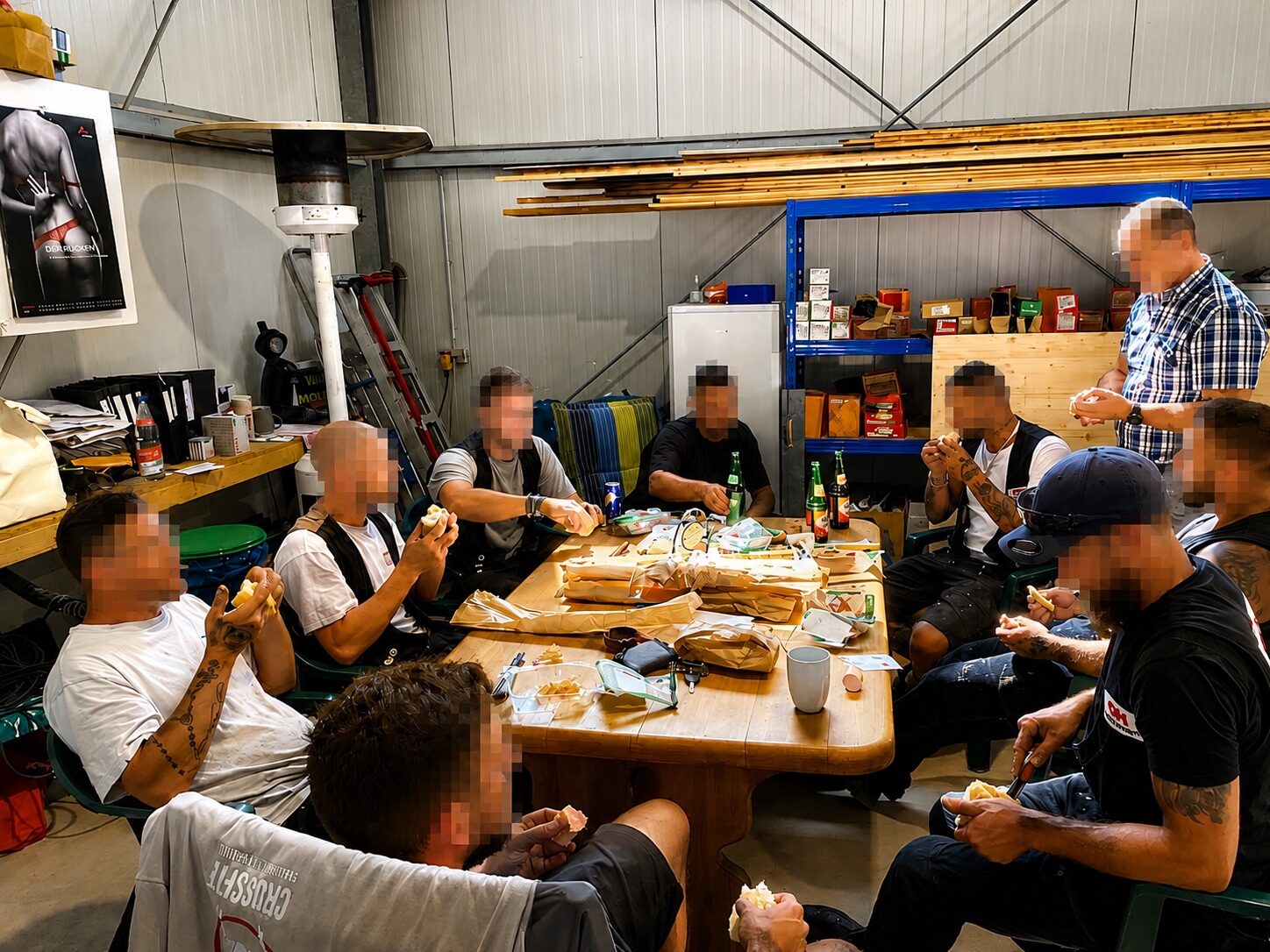Das Team bei der gemeinsamen Mittagspause in der Werkstatt
